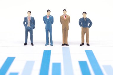 Minyatür bir grafik grafik financia ayakta işadamları rakamlar