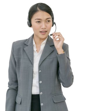 Kulaklık iş kadın. kırpma yolu ile izole arka plan.