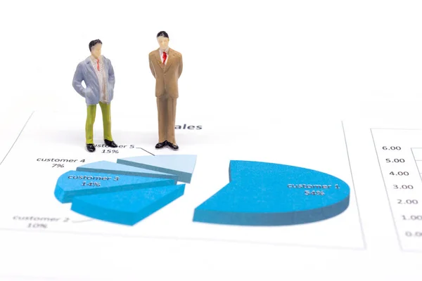 Miniaturowe figurki biznesmenów, stojąc na financia wykres wykres — Zdjęcie stockowe