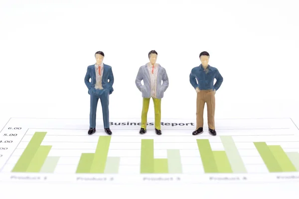 Miniaturfiguren Geschäftsleute stehen auf einem Diagramm financia — Stockfoto