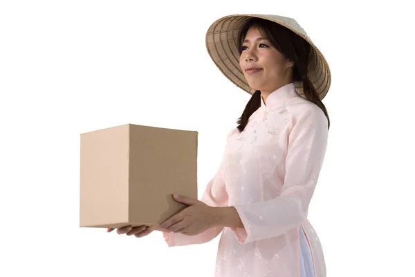 Hermosa Mujer Vestido Rosa Caja Espera Sombrero Vietnam Fondo Aislado — Foto de Stock