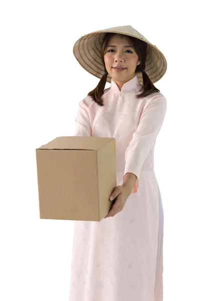 Piękna Kobieta Kapelusz Różowy Sukienka Wietnam Przytrzymanie Pudełko Białym Tle — Zdjęcie stockowe