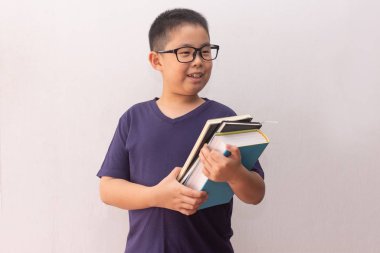 Asyalı çocuk kitapları okula hazırlıyor.