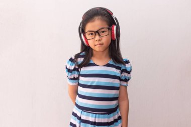 Kulaklıklı Asyalı kız müzik dinliyor. 