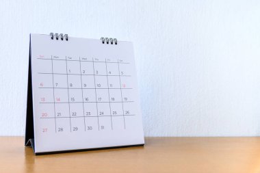 Ahşap masadaki Günlerle Genel Takvim