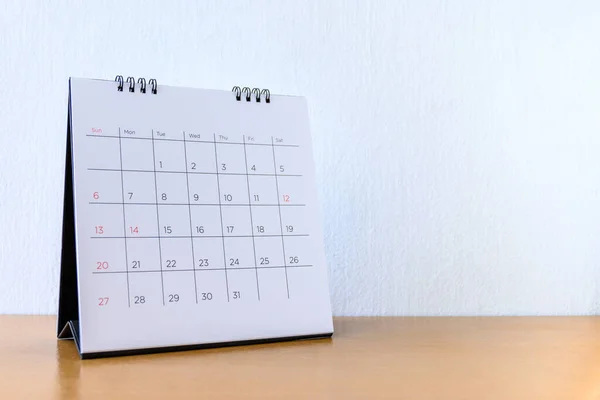 Generisk kalender med dagar på träbord — Stockfoto