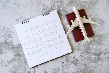Kağıt takvime sahip uçak modeli. Seyahat planı