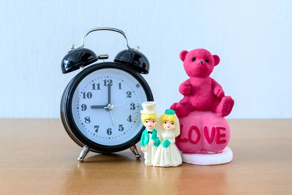 Miniatuur getrouwd koppel en teddybeer en klok op hout. (vervolg) — Stockfoto