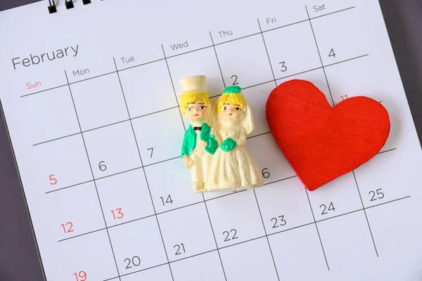 Miniature married couple on the calendar. concept for wedding & — Stock Fotó