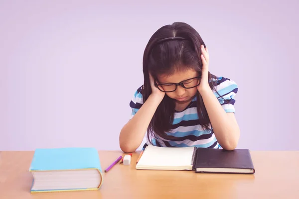 Aburrido y cansado asiático estudiante chica haciendo tarea — Foto de Stock
