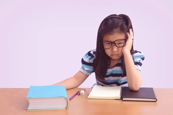 Aburrido y cansado asiático estudiante chica haciendo tarea — Foto de Stock