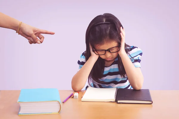 Aburrido y cansado asiática estudiante chica haciendo tarea. Madre enojada — Foto de Stock