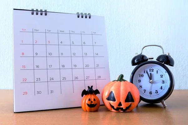 Halloween kommer. 31 oktober i kalendern. Trick och behandla — Stockfoto