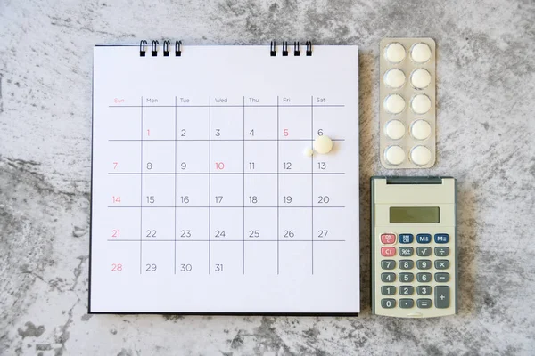Piller på en kalenderbakgrund. koncept Hälsovård — Stockfoto