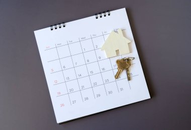 Takvim ve ev masada. Bir ev satın alma veya satma günü veya kira veya kredi için ödeme. 