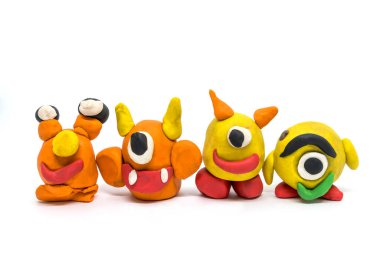 Beyaz arkaplanda hamur grubu canavarlarını oynat