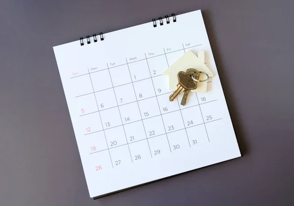 日历和房子在桌子上 买房或卖房或支付房租或贷款的日期 — 图库照片