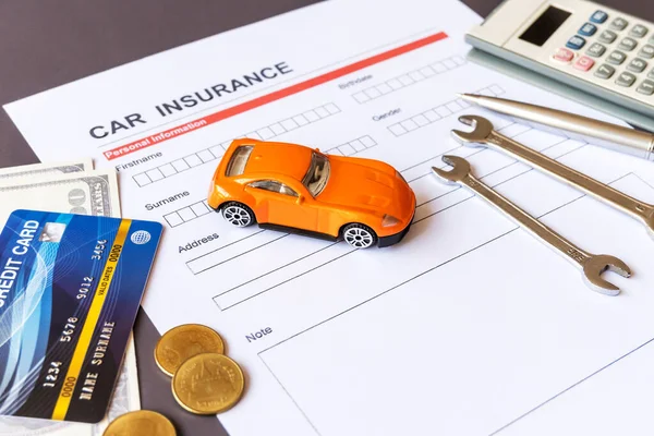 带有模型和保险单的汽车保险表格 — 图库照片