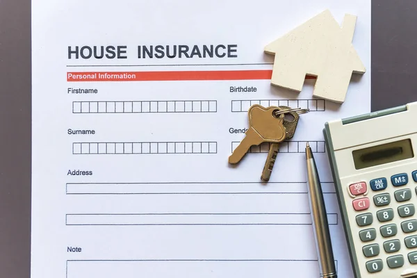 带有模型和政策文件的住房保险表格 — 图库照片