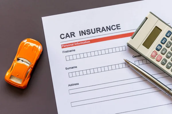 带有模型和保险单的汽车保险表格 — 图库照片