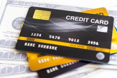 Kredi kartları ve 100 dolar nakit.