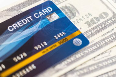 Kredi kartları ve 100 dolar nakit.