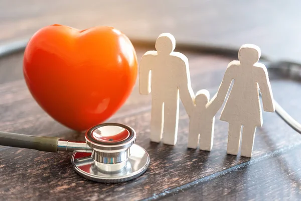 Corazón Rojo Estetoscopio Icono Familia Escritorio Madera Concepto Seguro Médico — Foto de Stock