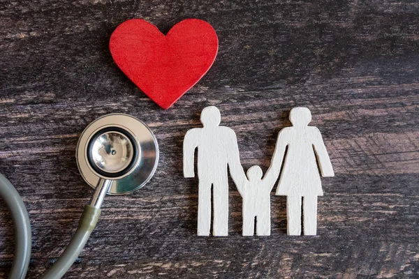 Corazón Rojo Estetoscopio Icono Familia Escritorio Madera Concepto Seguro Médico — Foto de Stock