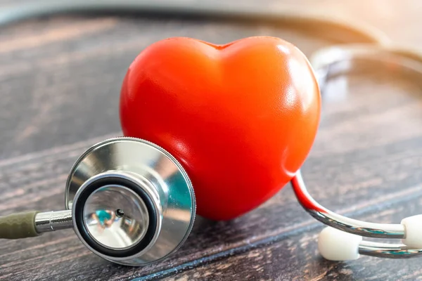 Corazón Rojo Estetoscopio Icono Familia Escritorio Madera Concepto Seguro Médico — Foto de Stock