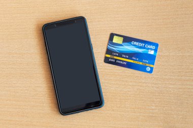 Masada kredi kartı ve akıllı telefon var. İnternetten akıllı telefon kullanarak alışveriş yapmak.