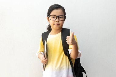 Kitap ve çantayla Asyalı kız ilkokulu. Okula dönelim. eğitim kavramı