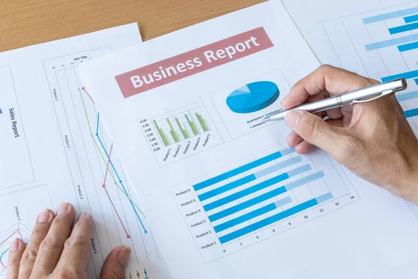 Affärsman Arbetar Data Dokument Affärsrapport Ledningskoncept För Forskningsutveckling — Stockfoto