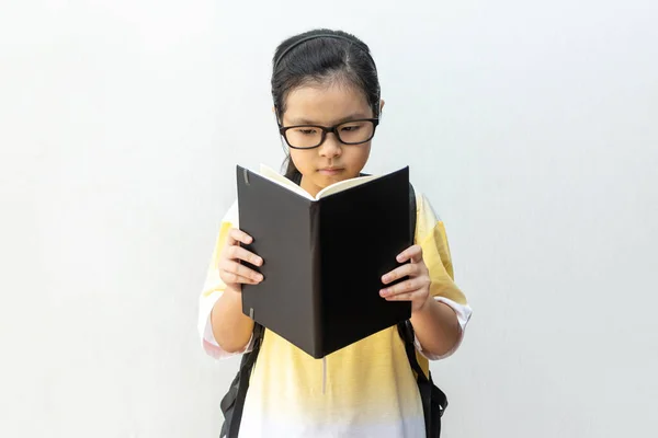 亚洲女孩小学 带着书本和书包 回学校去教育概念 — 图库照片