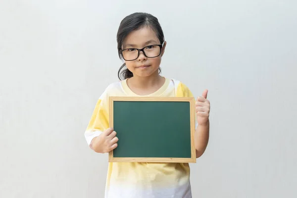 Chica Asiática Sosteniendo Tablero Vacío Concepto Educación — Foto de Stock