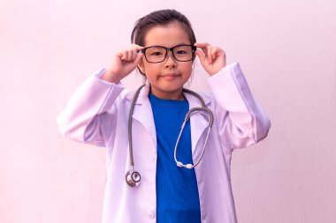 Elinde steteskopla doktorculuk oynayan Asyalı kız.. 