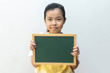 Asyalı kız elinde boş tahta tutuyor. Eğitim kavramı