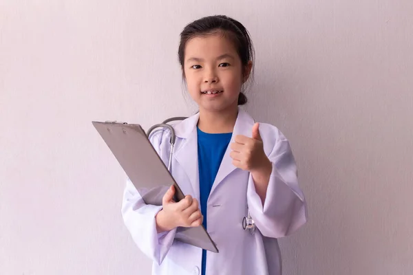 Asiática Chica Jugando Doctor Con Estetoscopio Manos Escritura Portapapeles —  Fotos de Stock