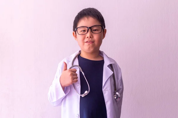 Asiatique Garçon Jouer Médecin Avec Stéthoscope Dans Mains — Photo