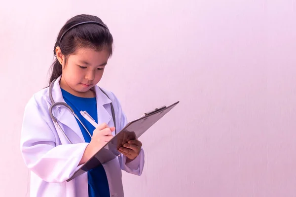 Asiática Chica Jugando Doctor Con Estetoscopio Manos Escritura Portapapeles —  Fotos de Stock