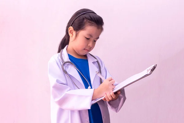Азиатка Играет Доктора Стетоскопом Руках Пишет Планшете — стоковое фото