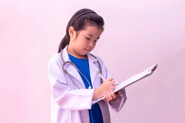 Asiática Chica Jugando Doctor Con Estetoscopio Manos Escritura Portapapeles —  Fotos de Stock