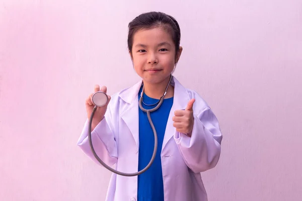 Menina Asiática Jogando Médico Com Estetoscópio Nas Mãos — Fotografia de Stock