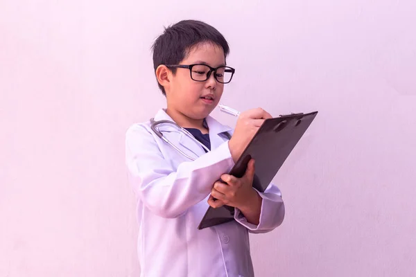 Asiático Chico Jugando Doctor Con Estetoscopio Manos Escritura Portapapeles —  Fotos de Stock