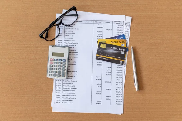 Kalkulačka Pero Bankovním Výpisu Kreditní Kartě Dřevěném Stole — Stock fotografie