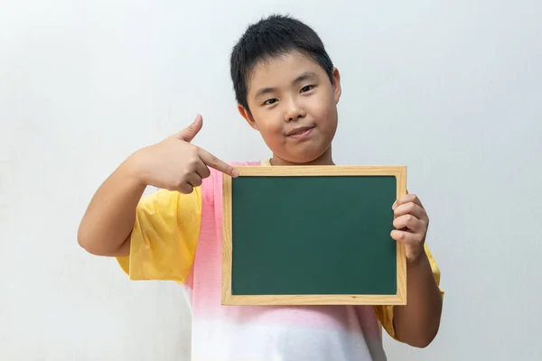 Niño Asiático Sosteniendo Tablero Vacío Concepto Educación —  Fotos de Stock