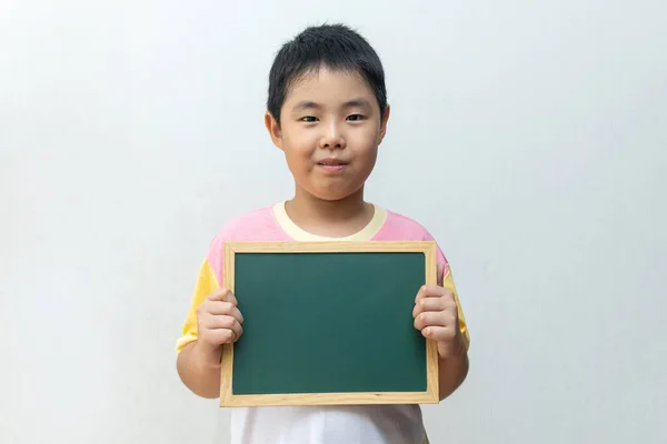 Niño Asiático Sosteniendo Tablero Vacío Concepto Educación —  Fotos de Stock