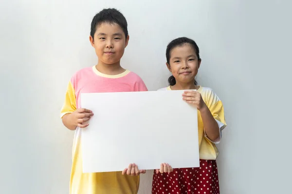 Niño Niña Asiáticos Sosteniendo Pizarra Vacía Concepto Educación —  Fotos de Stock