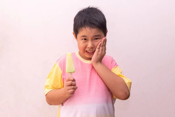 Asian Boy Hypersensitive Teeth Eating Eating Colorful Frozen Popsicle Summer — Stock Photo, Image