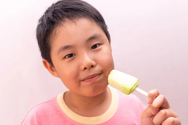 Азиатский Мальчик Ест Цветное Мороженое Летом — стоковое фото