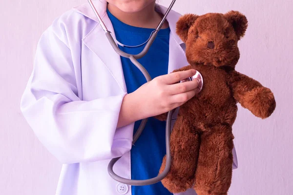 Menina Asiática Jogando Médico Ouvindo Ursinho Pelúcia Com Estetoscópio — Fotografia de Stock